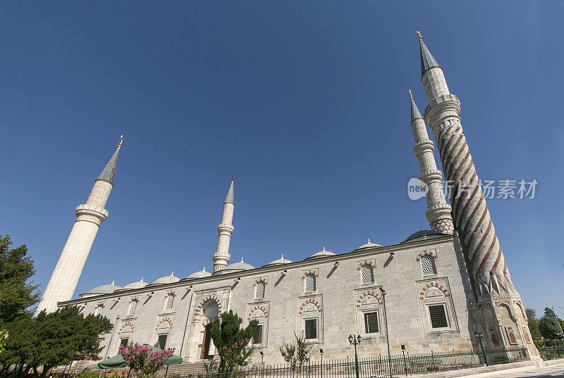 历史悠久的古老的著名的uc serefeli清真寺与尖塔在土耳其edirne